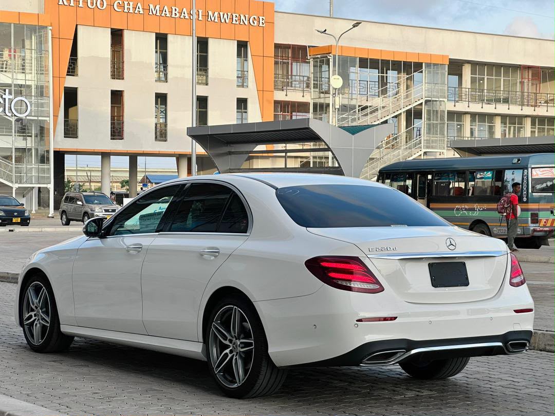 Mercedes E CLASS thumbnail 2